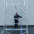 Euroscaffold Rolsteiger Euroscaffold Basic 90x250 8,2m werkhoogte carbon vloer tegen de gevel