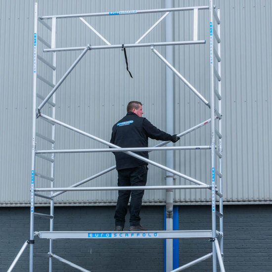 Euroscaffold Rolsteiger Euroscaffold Basic 90x250 8,2m werkhoogte carbon vloer tegen de gevel