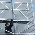 Euroscaffold Rolsteiger Euroscaffold Basic 90x250 8,2m werkhoogte carbon vloer tegen de gevel