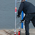 Euroscaffold Rolsteiger Euroscaffold Basic 90x250 8,2m werkhoogte carbon vloer tegen de gevel