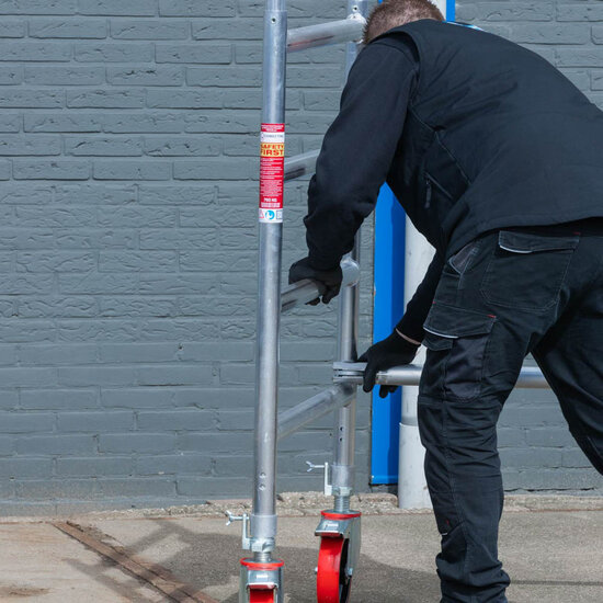 Euroscaffold Rolsteiger Euroscaffold Basic 135x305 8,2m werkhoogte carbon vloer tegen de gevel