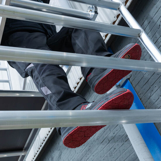 Euroscaffold Rolsteiger Euroscaffold Basic 90x250 9,2m werkhoogte tegen de gevel