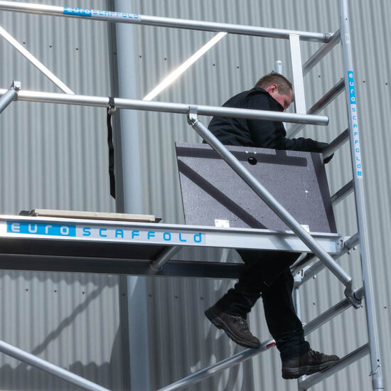 Euroscaffold Rolsteiger Euroscaffold Basic 75x190 9,2m werkhoogte carbon vloer tegen de gevel
