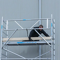 Euroscaffold Rolsteiger Euroscaffold Basic 75x250 9,2m werkhoogte carbon vloer tegen de gevel