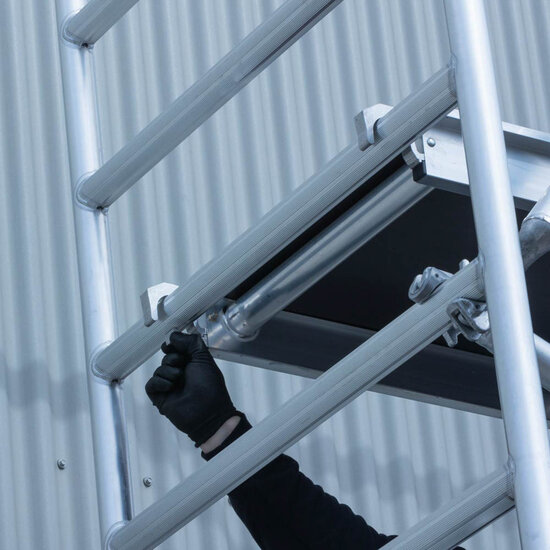 Euroscaffold Rolsteiger Euroscaffold Basic 90x250 9,2m werkhoogte carbon vloer tegen de gevel