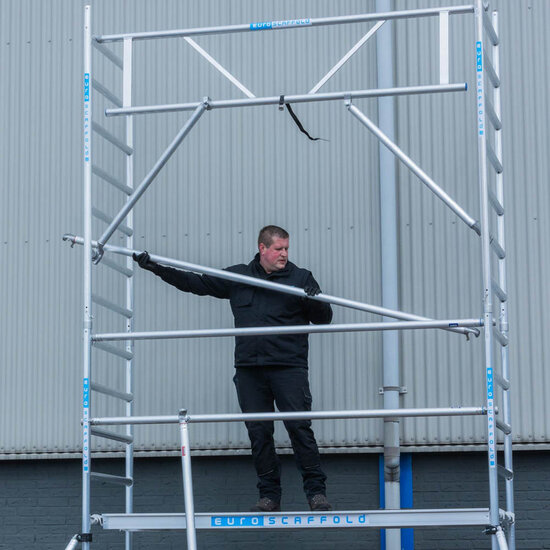 Euroscaffold Rolsteiger Euroscaffold Basic 135x305 9,2m werkhoogte carbon vloer tegen de gevel