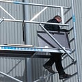 Euroscaffold Rolsteiger Euroscaffold Basic 90x250 10,2m werkhoogte tegen de gevel