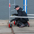 Euroscaffold Rolsteiger Euroscaffold Basic 135x250 12,2m werkhoogte carbon vloer tegen de gevel