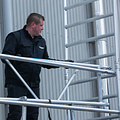 Euroscaffold Rolsteiger Euroscaffold Basic 135x190 11,2m werkhoogte carbon vloer tegen de gevel