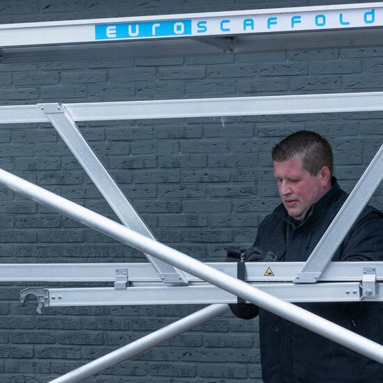 Euroscaffold Rolsteiger Euroscaffold Original 90x250 4,2m werkhoogte carbon vloer tegen de gevel