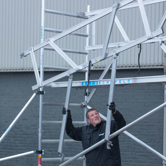 Euroscaffold Rolsteiger Euroscaffold Original 75x190 4,2m werkhoogte carbon vloer tegen de gevel