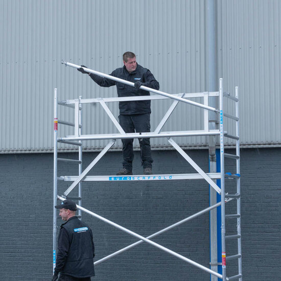 Euroscaffold Rolsteiger Euroscaffold Original 75x250 4,2m werkhoogte carbon vloer tegen de gevel