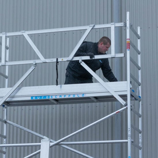 Euroscaffold Rolsteiger Euroscaffold Original 75x250 4,2m werkhoogte carbon vloer tegen de gevel