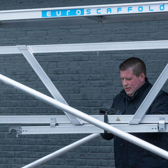 Euroscaffold Rolsteiger Euroscaffold Original 75x250 4,2m werkhoogte carbon vloer tegen de gevel