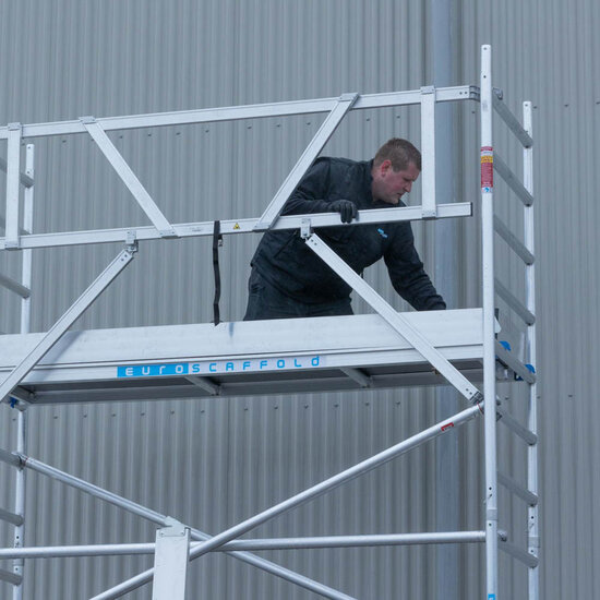 Euroscaffold Rolsteiger Euroscaffold Original 75x305 4,2m werkhoogte carbon vloer tegen de gevel