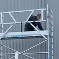 Euroscaffold Rolsteiger Euroscaffold Original 135x250 4,2m werkhoogte carbon vloer tegen de gevel
