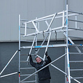 Euroscaffold Rolsteiger Euroscaffold Original 135x250 4,2m werkhoogte carbon vloer tegen de gevel