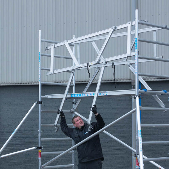 Euroscaffold Rolsteiger Euroscaffold Original 135x250 4,2m werkhoogte carbon vloer tegen de gevel
