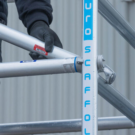 Euroscaffold Rolsteiger Euroscaffold Original 135x250 4,2m werkhoogte carbon vloer tegen de gevel