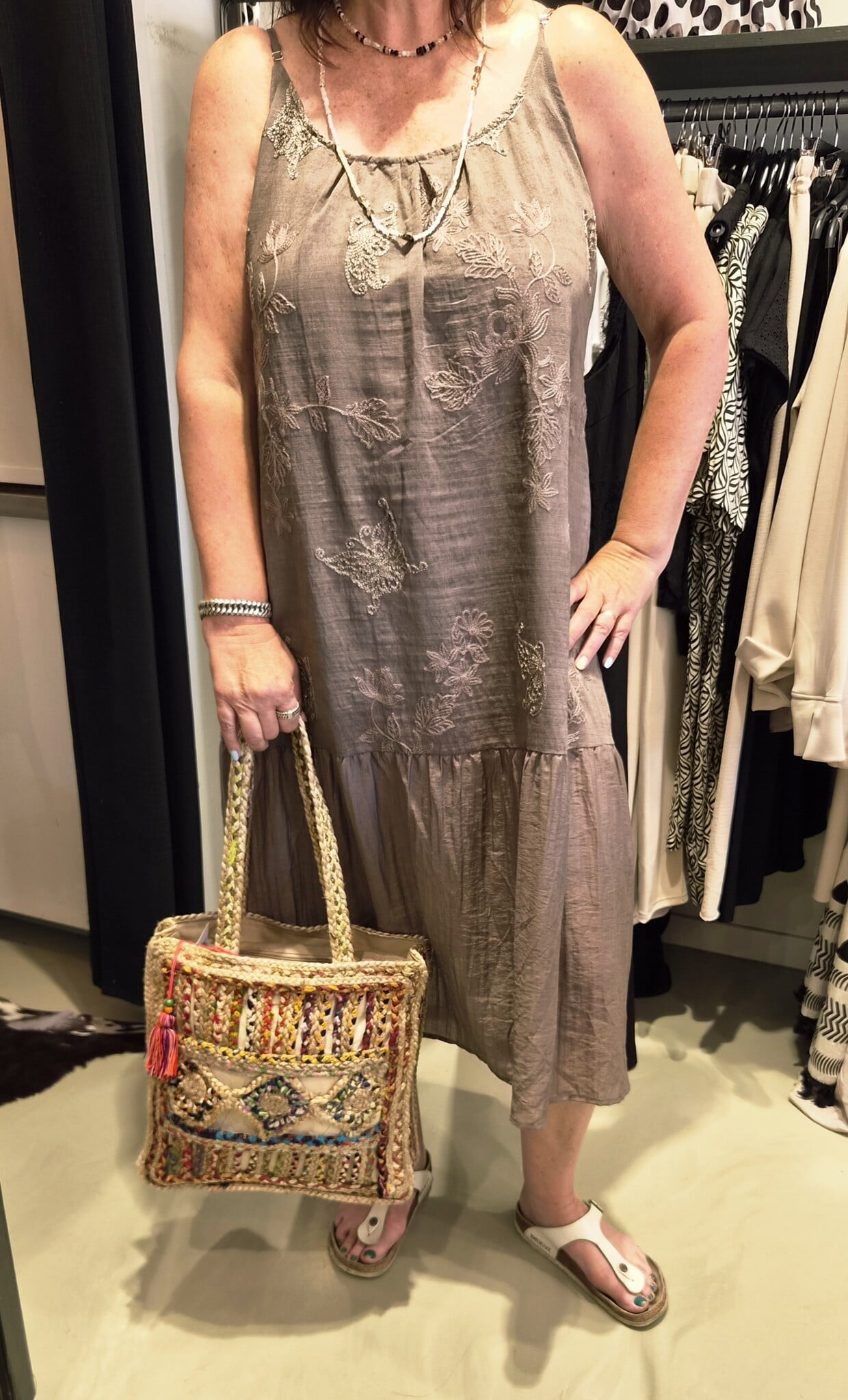 Gemma Ricceri Spagetti jurk bruin met een bloemen borduursel