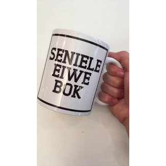 Urban Merch Beker 'Seniele Eiwe Bok'