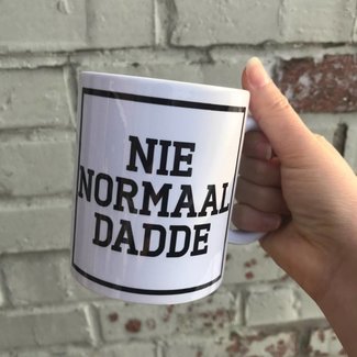 Urban Merch Beker 'Nie Normaal Dadde'