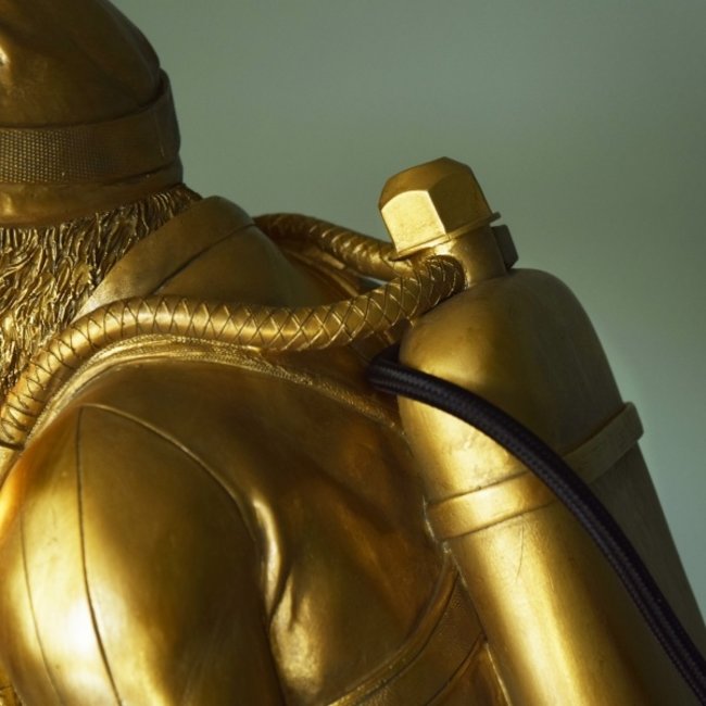 Karé Design - Tischlampe - Tierlampe Taucher Affe - Gold - H 50 cm