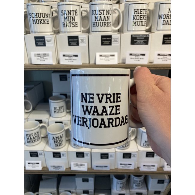 Urban Merch - Mug Ne vrie waaze verjoardag