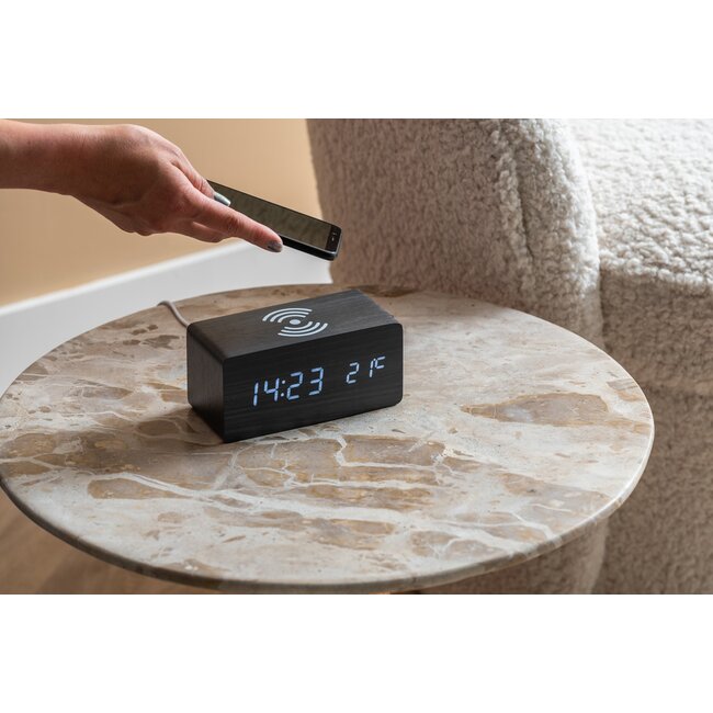 Karlsson - Wecker Block mit Handy-Lader - schwarzes Furnier - LED