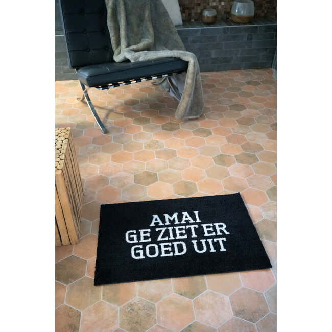 Urban Merch - Deurmat Amai, Ge Ziet Er Goed Uit