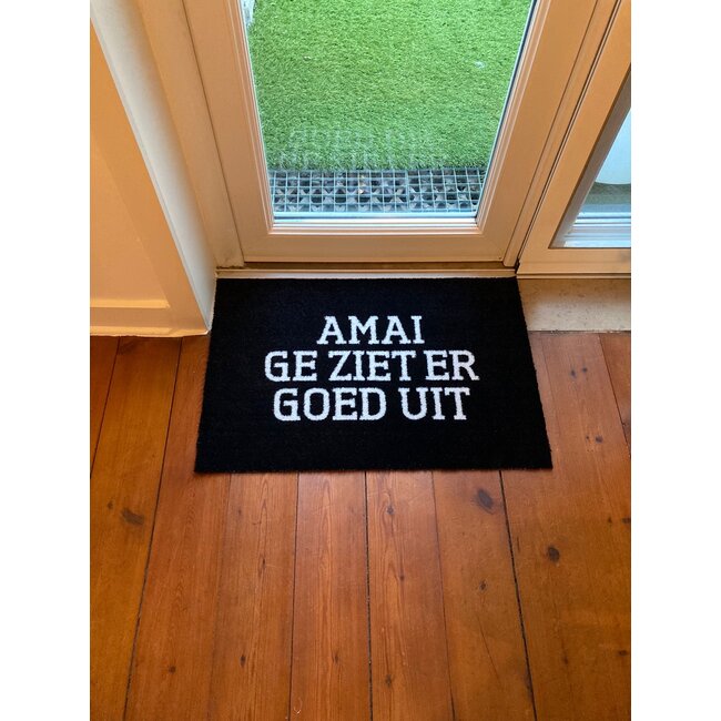Urban Merch - Deurmat Amai, Ge Ziet Er Goed Uit