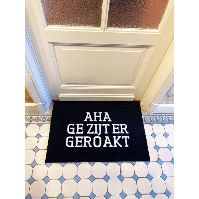 Urban Merch - Fußmatte Aha, Ge Zijt Er Geroakt