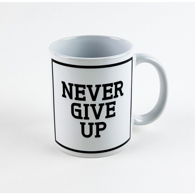 Urban Merch Becher Never Give Up