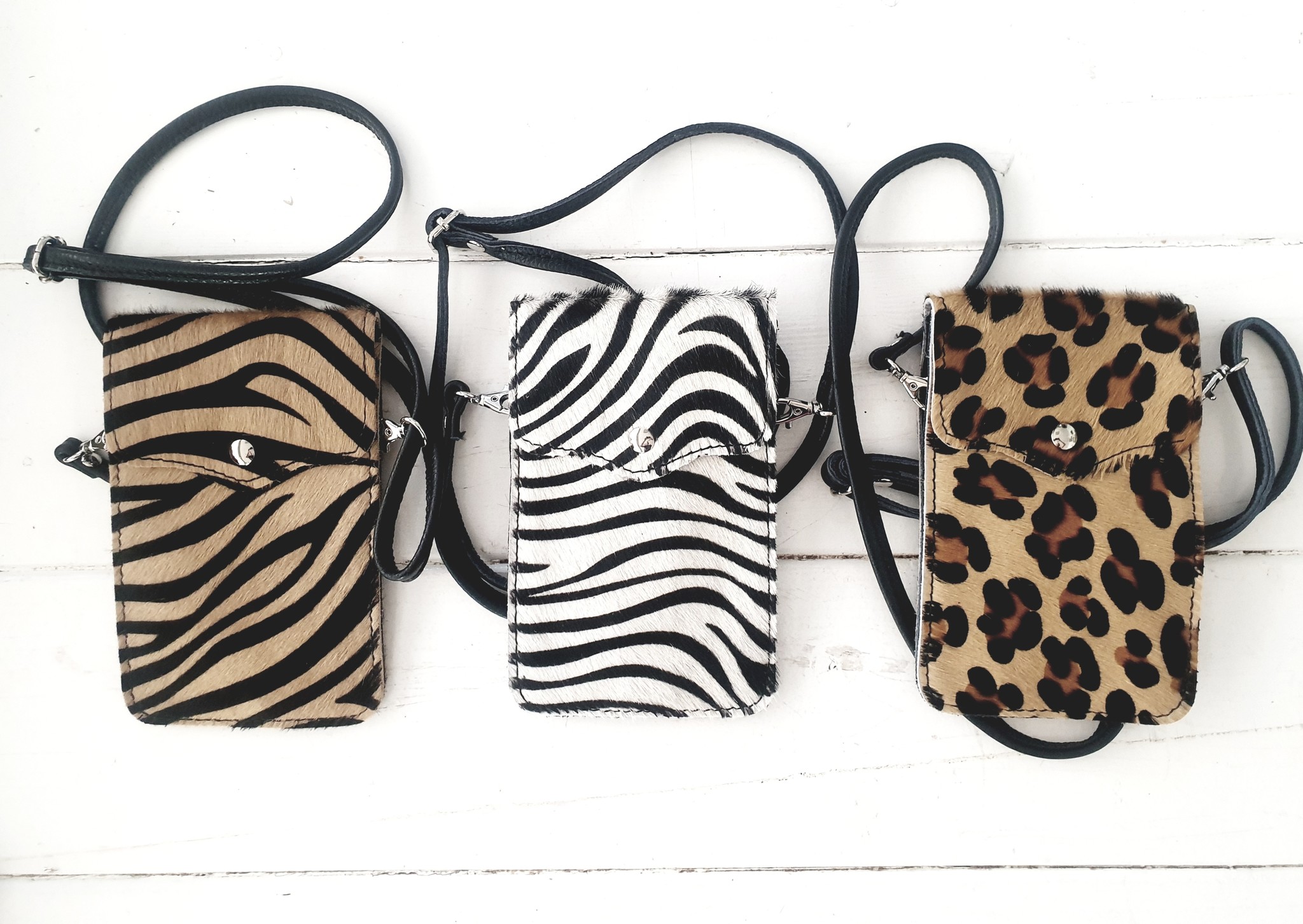 Nieuw; de telefoontasjes met dierenprint