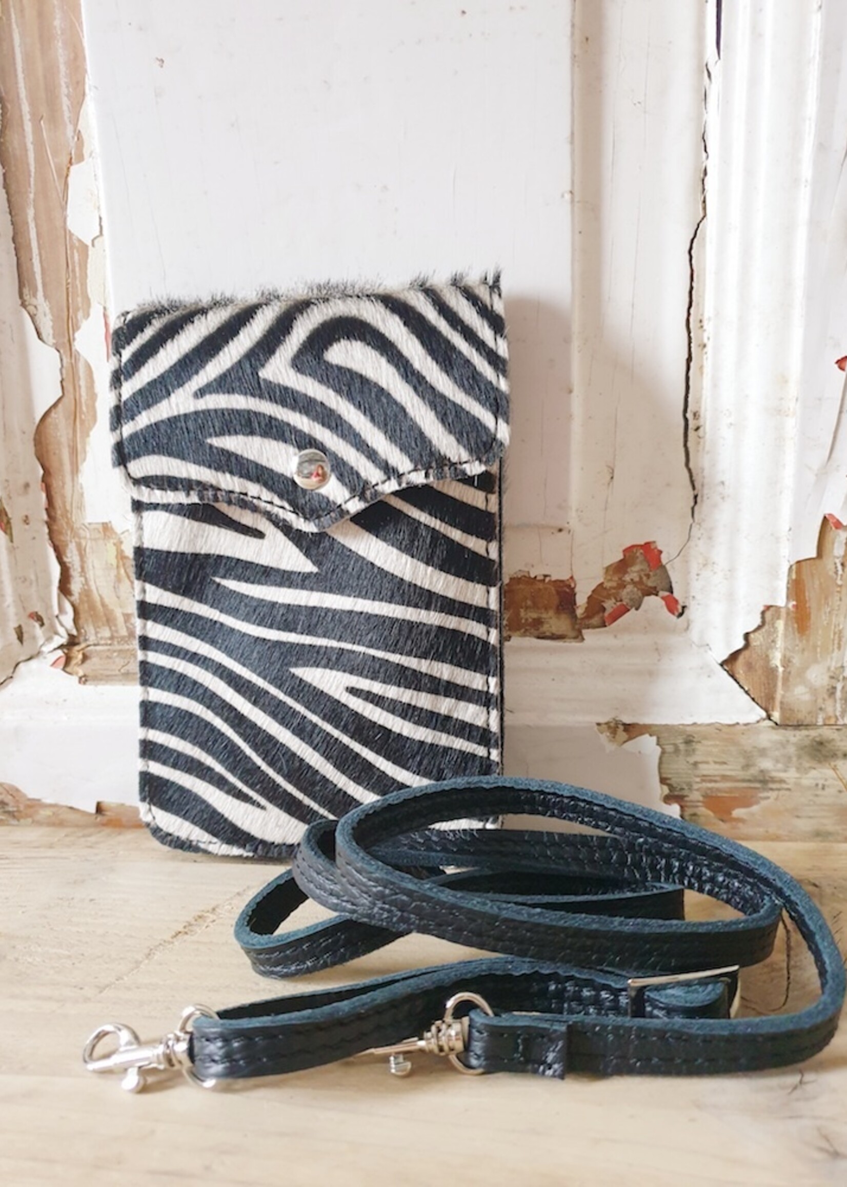 Leren telefoontasje met dierenprint. Panterprint & zebra