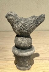 Vogel auf Podest