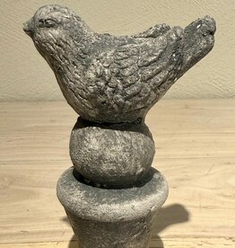Vogel auf Podest