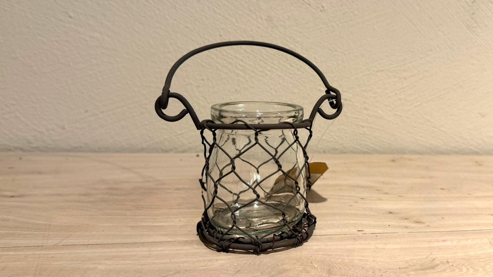 Glas im Drahtkorb