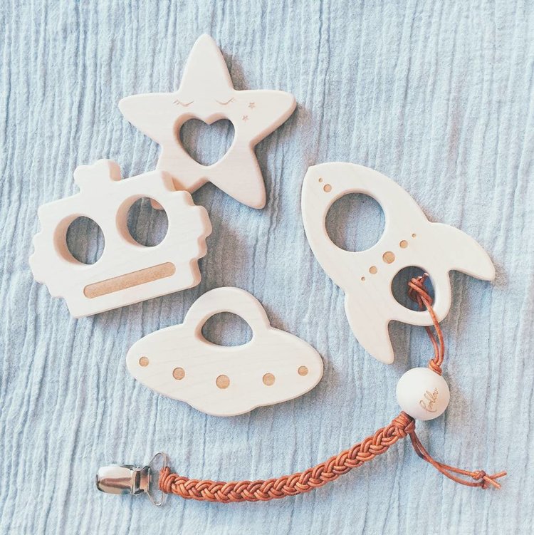 Loullou wooden teether raket