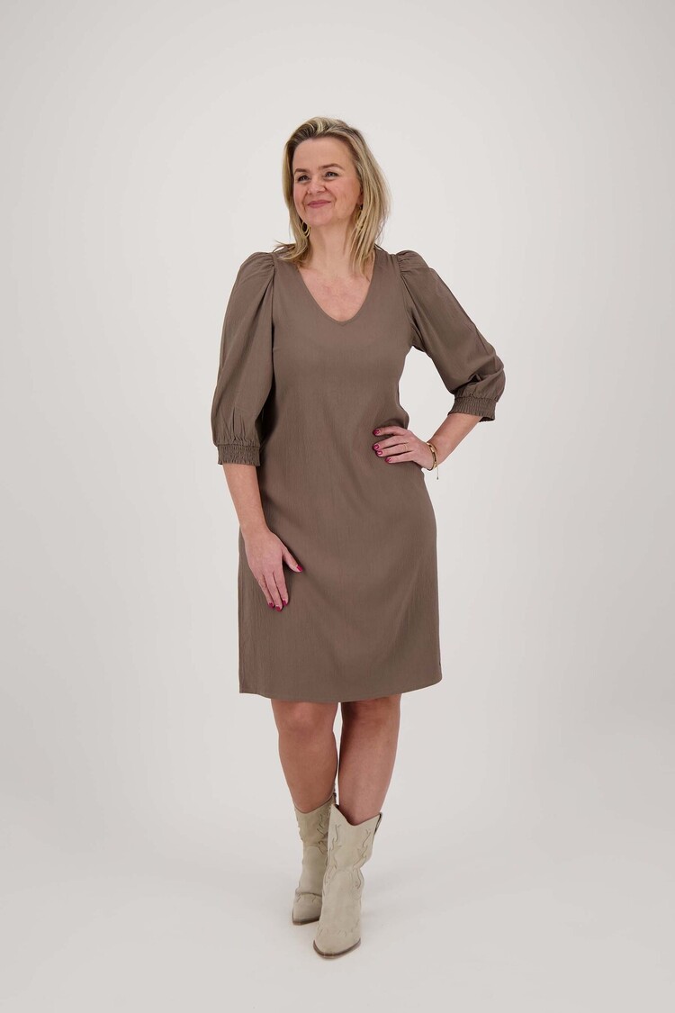 Zusss Zusss | Jurk met pofmouwen leem