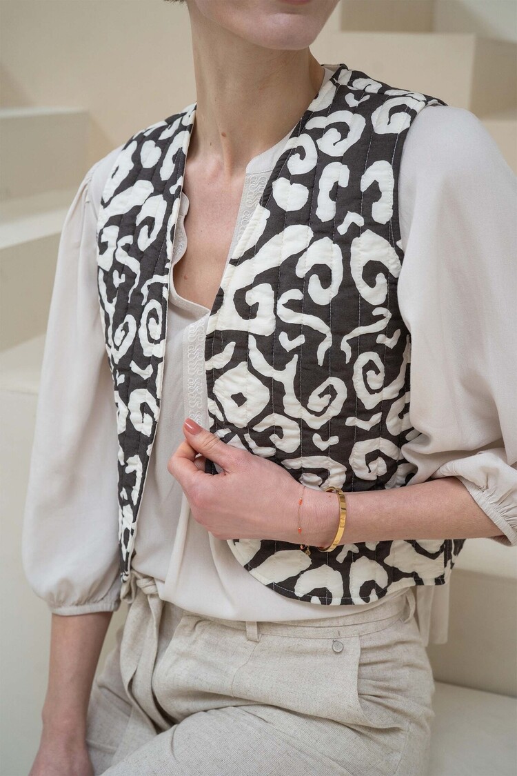 Zusss Zusss | Gilet ornament print antracietgrijs/zand