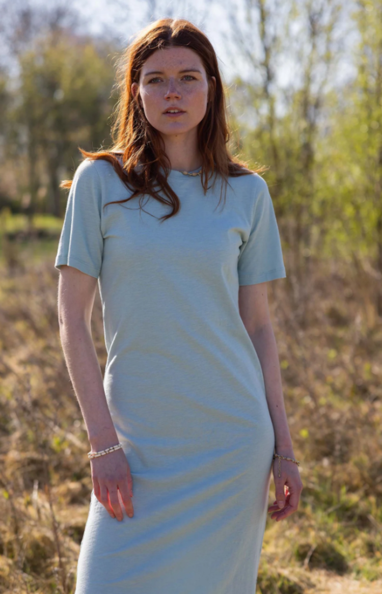 Zusss Zusss | T-shirt jurk met split vergrijsd blauw