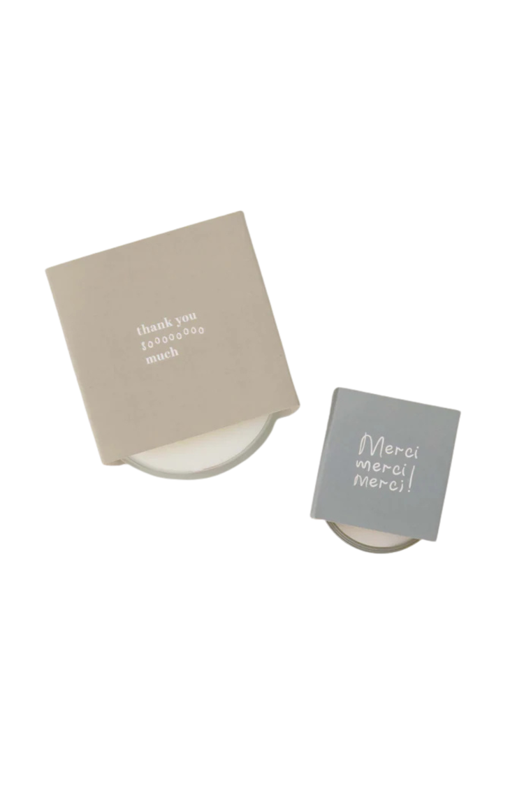 Zusss Zusss | Geurkaarsje in wikkel merci wit/grijsblauw