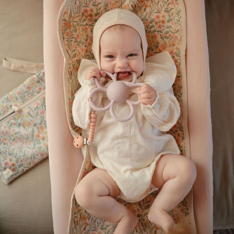 Mushie Mushie | Bijspeeltje met rammelaar Daisy lila