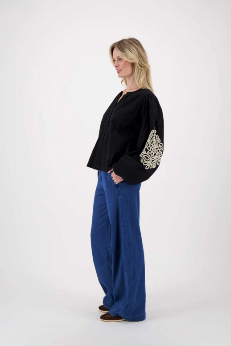 Zusss Zusss | Blouse borduur mouwen zwart