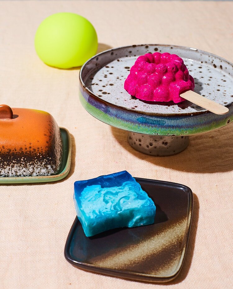 HK Living HK Living | 70's servies schaal op voet Comet