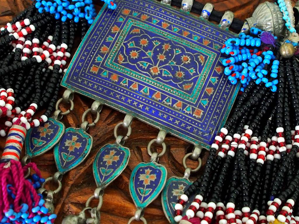 antique Multan enamelled necklace 18/4