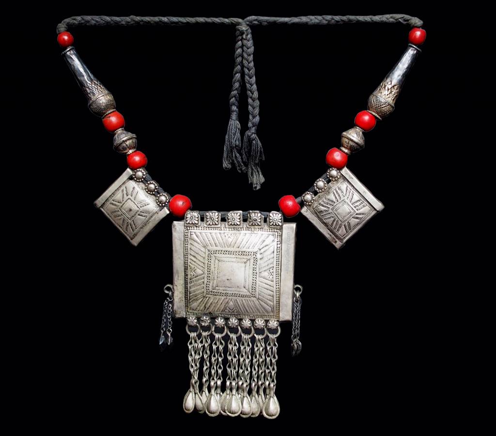 Antike  Nomaden Silber Halsmomente Kette mit Amuletten Anhänger Quast Nuristan Swat Valley Afghanistan pakistan No:18/1
