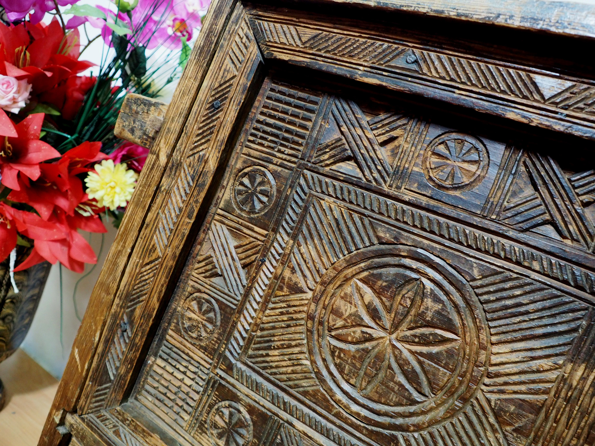 antique 19th century orient vintage cedar wood treasure Dowry Chest from Nuristan Afghanistan No:ULM1