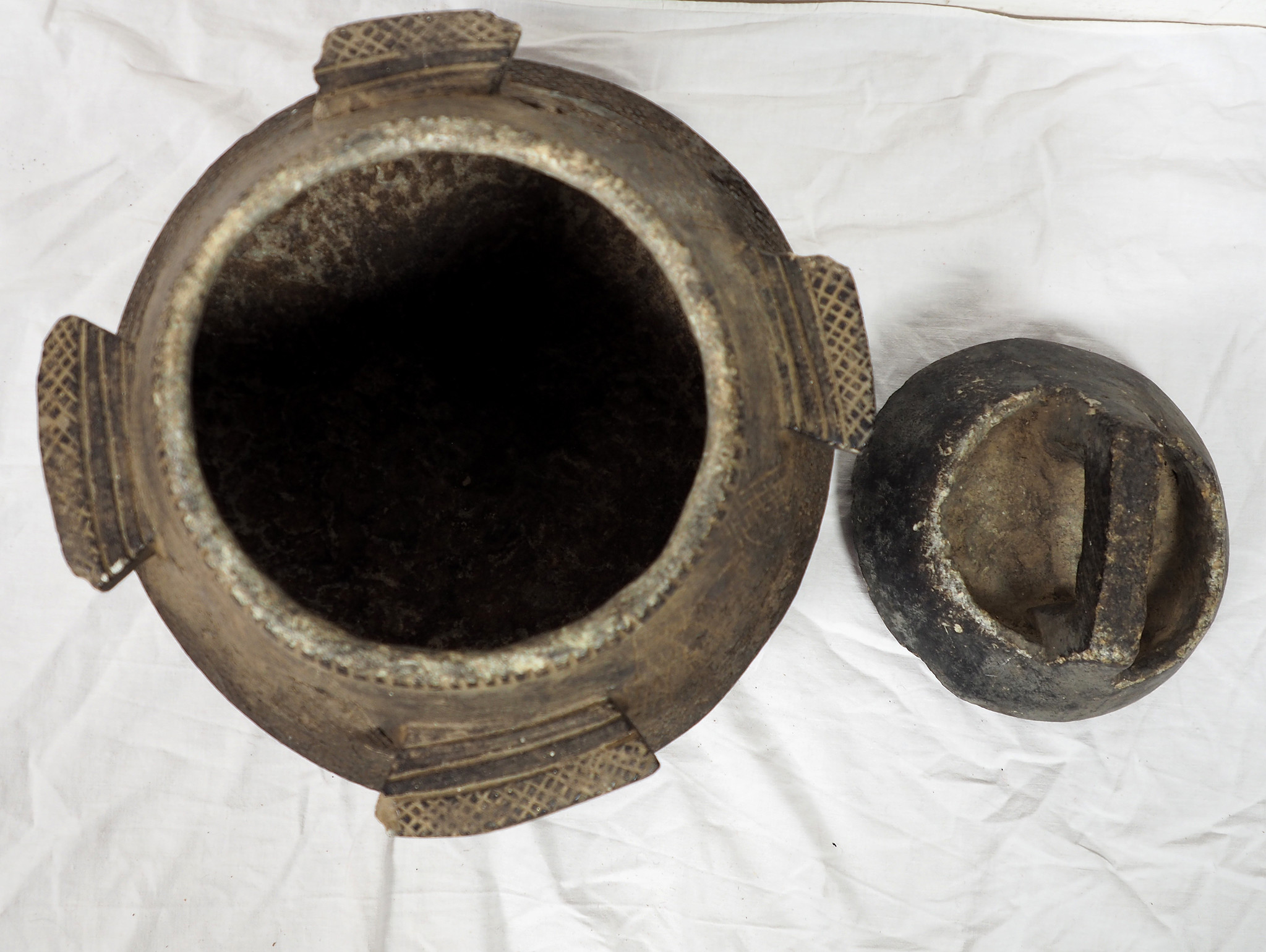 Antike Islamische Ein großer antiker schwerer Handgeschnitzter Steintopf aus Afghanistan, HH